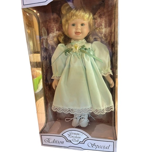 Treasured Memories Young Friends Collection Porcelain Doll Vintage 1991 - Picture 3 of 16